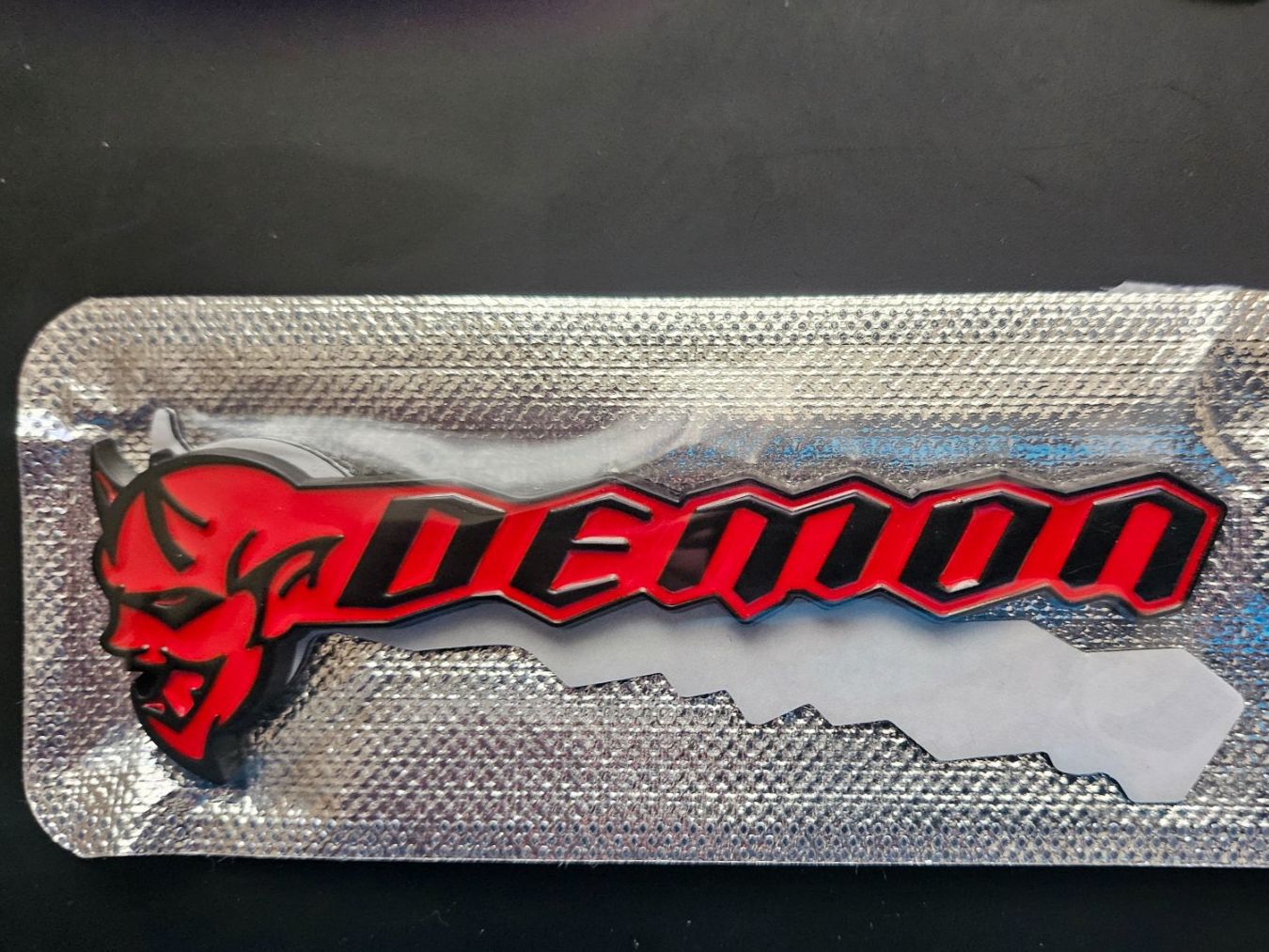 Dodge Alle Autoersatzteile: 2x Hellcat SRT Demon Emblem Metall Aufkleber – Neu und originalverpackt aus Escholzmatt von Lagano 1