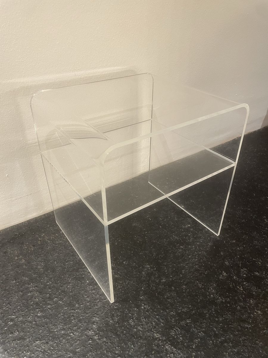 Tables de nuit: Plexiglas Möbel Beistelltisch transparent – D'occasion à Windisch par rascale