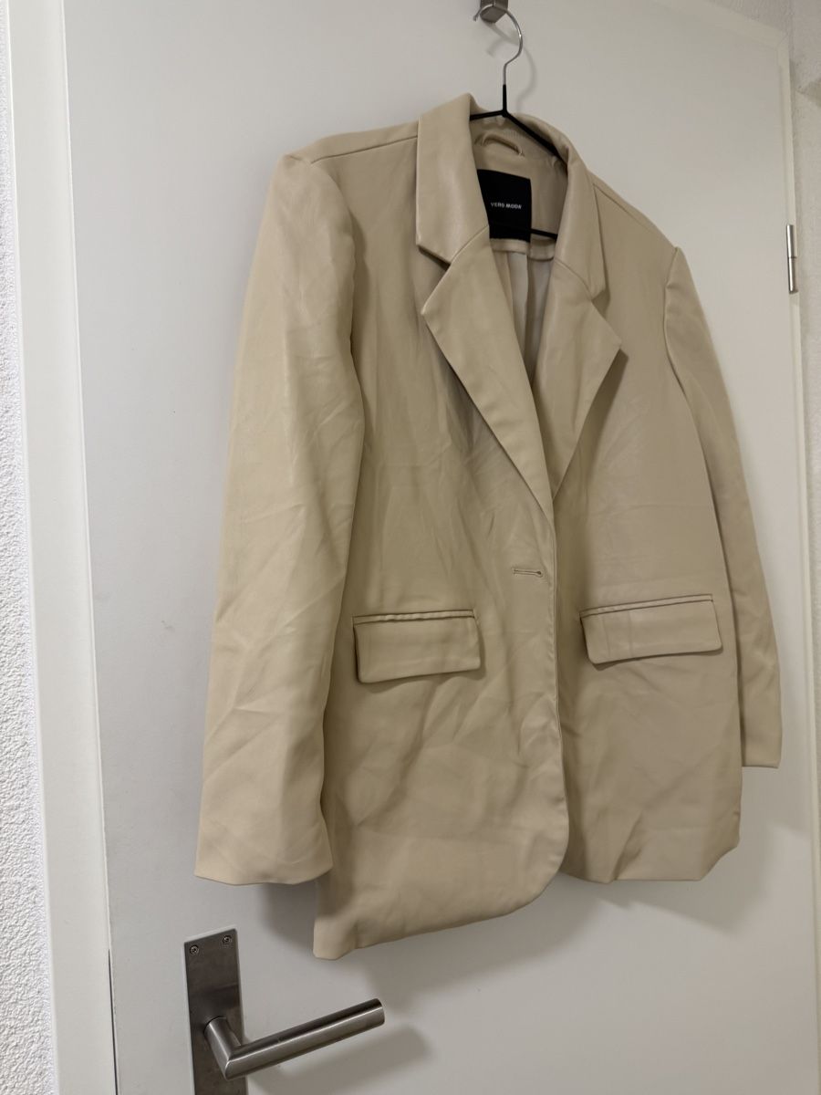 Completi & Tailleur: Vero Moda Blazer, beige, Grösse XS, Lederoptik – Nuovo (secondo la descrizione) da Bern venduto da fab_tx65