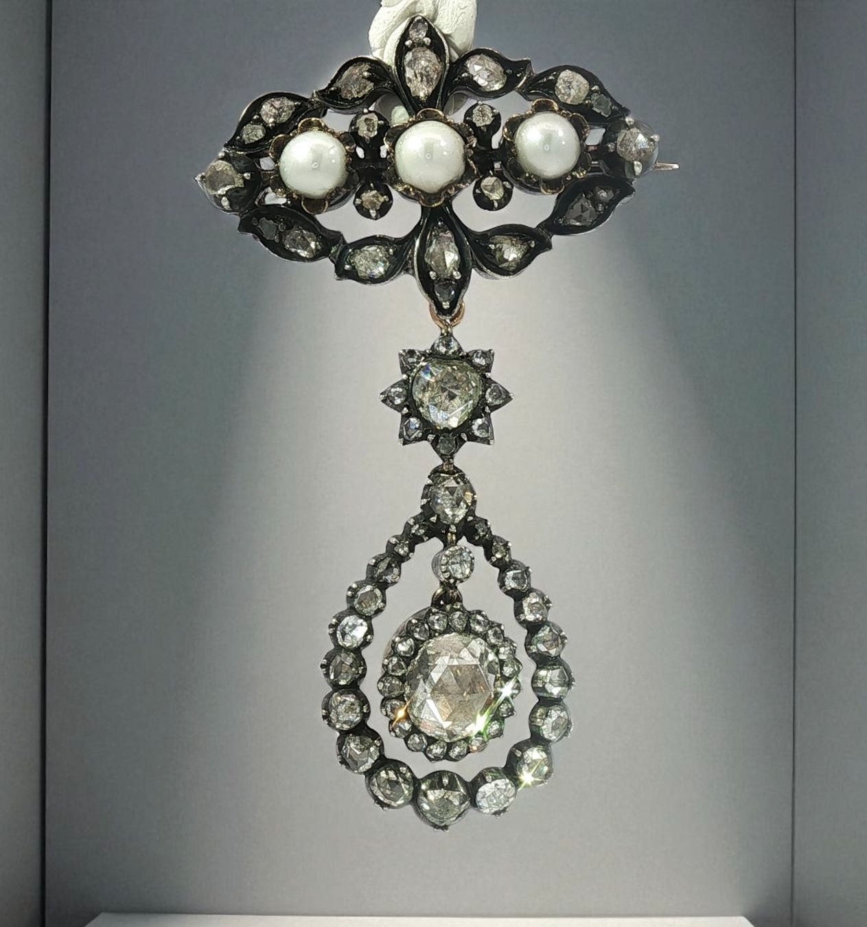 Spille & Fermagli: Frühviktorianische Diamant- & Perlenbrosche, um 1850 – Usato da Embrach venduto da marufa