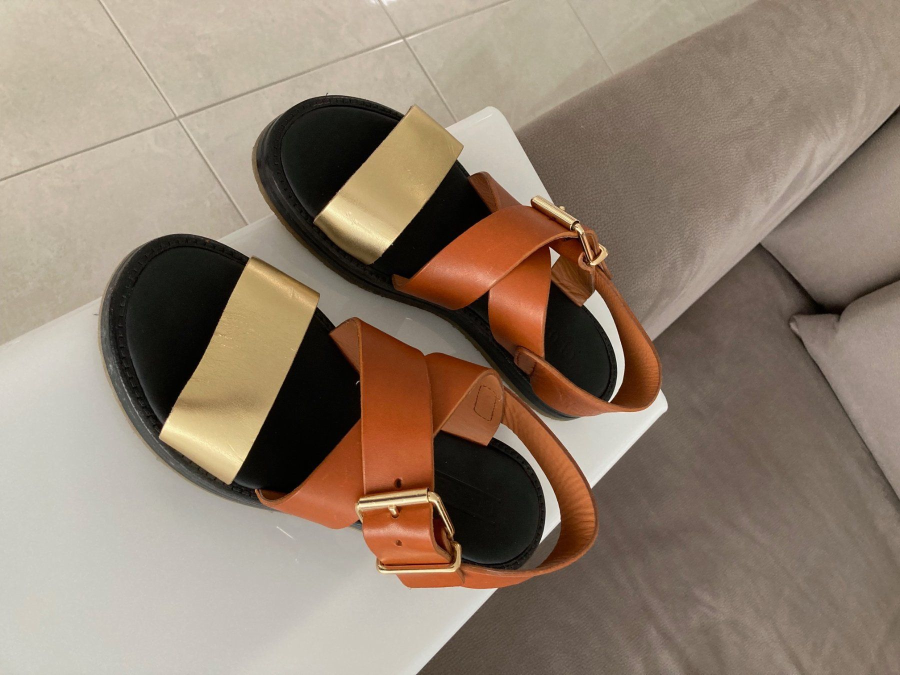 Damenschuhe: Schuhe Sandalen Gr. 39 gold/cognac, Closed – Gebraucht aus Glattpark (Opfikon) von Pangie