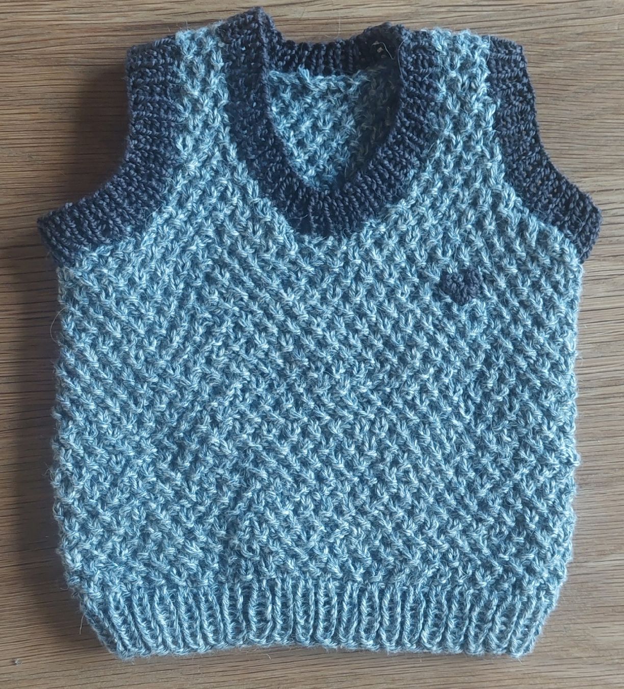 Altro abbigliamento: Handgemachte Strickweste Gr. ca 56/62 NEU! – Nuovo e nell'imballaggio originale da Schmidrüti venduto da Novemberchind