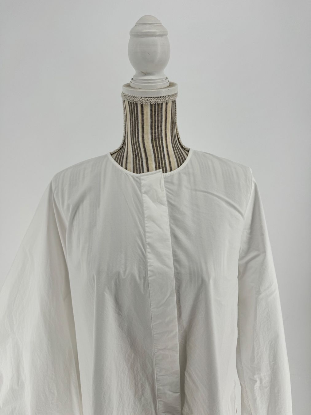 Cos Blusen: Weisse Bluse COS extravagante Ärmel, Gr. 36 – Gebraucht aus Lugano von  4