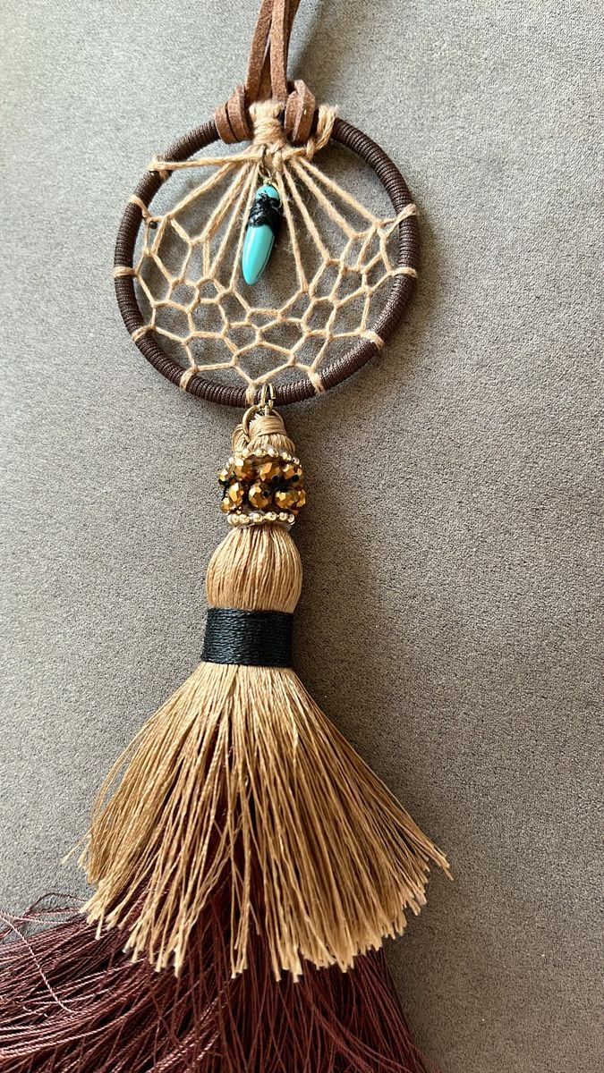 Catenine: Collier long attrape-rêves pierre turquoise pompons brun – Nuovo e nell'imballaggio originale da Genève venduto da Libellule477 1