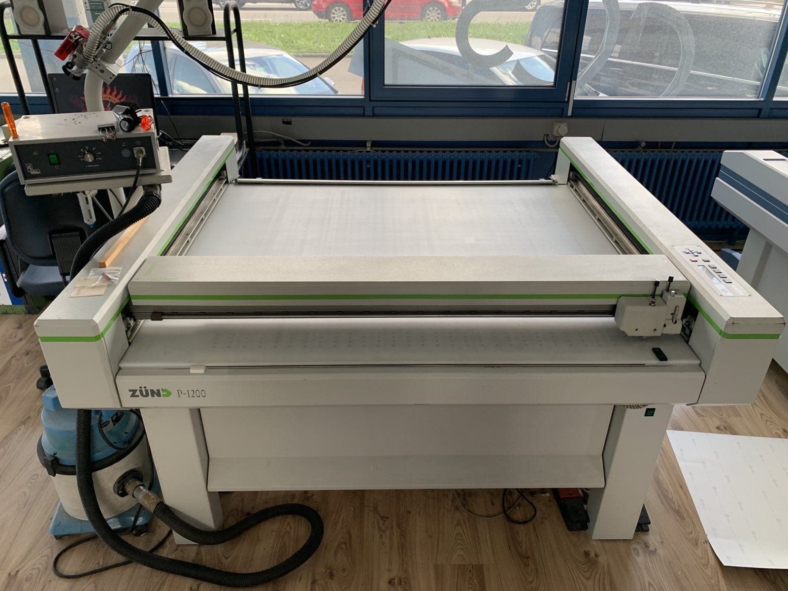 Tutte le macchine: Zünd 1200 – Usato da Dällikon venduto da Cukulin_Messebau 2