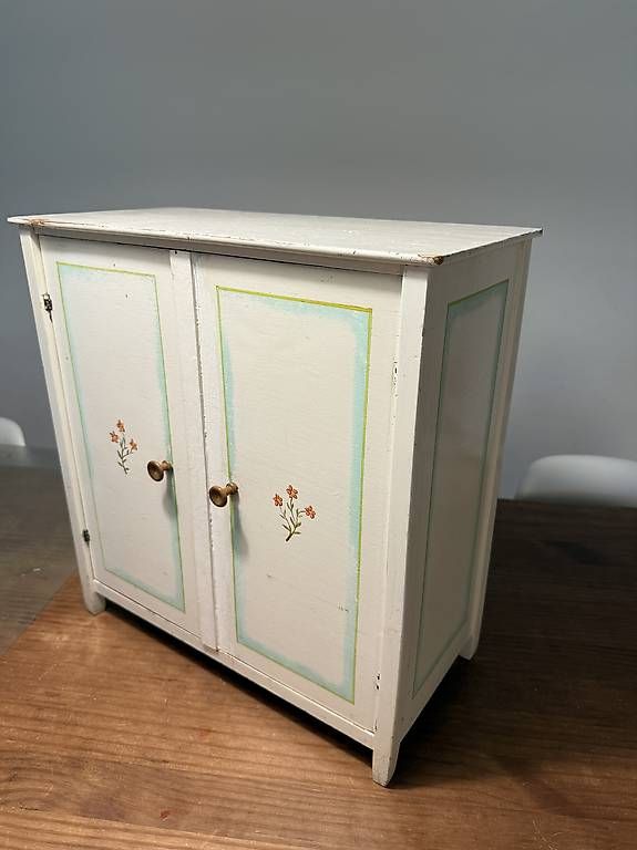 Giocattoli: Vintage Puppenschrank mit Kleidchen – Usato da Rütihof venduto da Dniz 1
