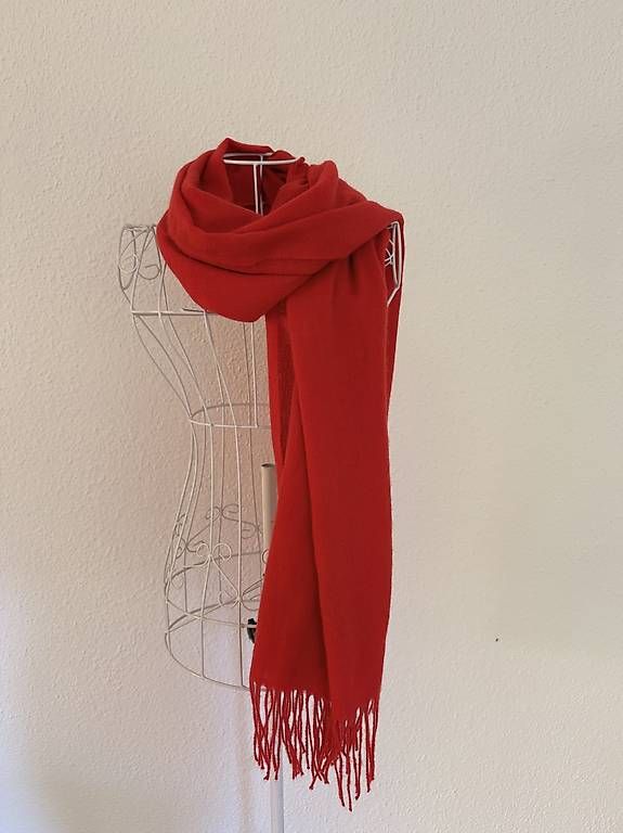 Foulard & Sciarpe: Leuchtend roter XL-Schal mit Fransen – Usato da Kriens venduto da dajaxoxo 2