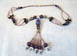 Kette violett mit diversen Perlen