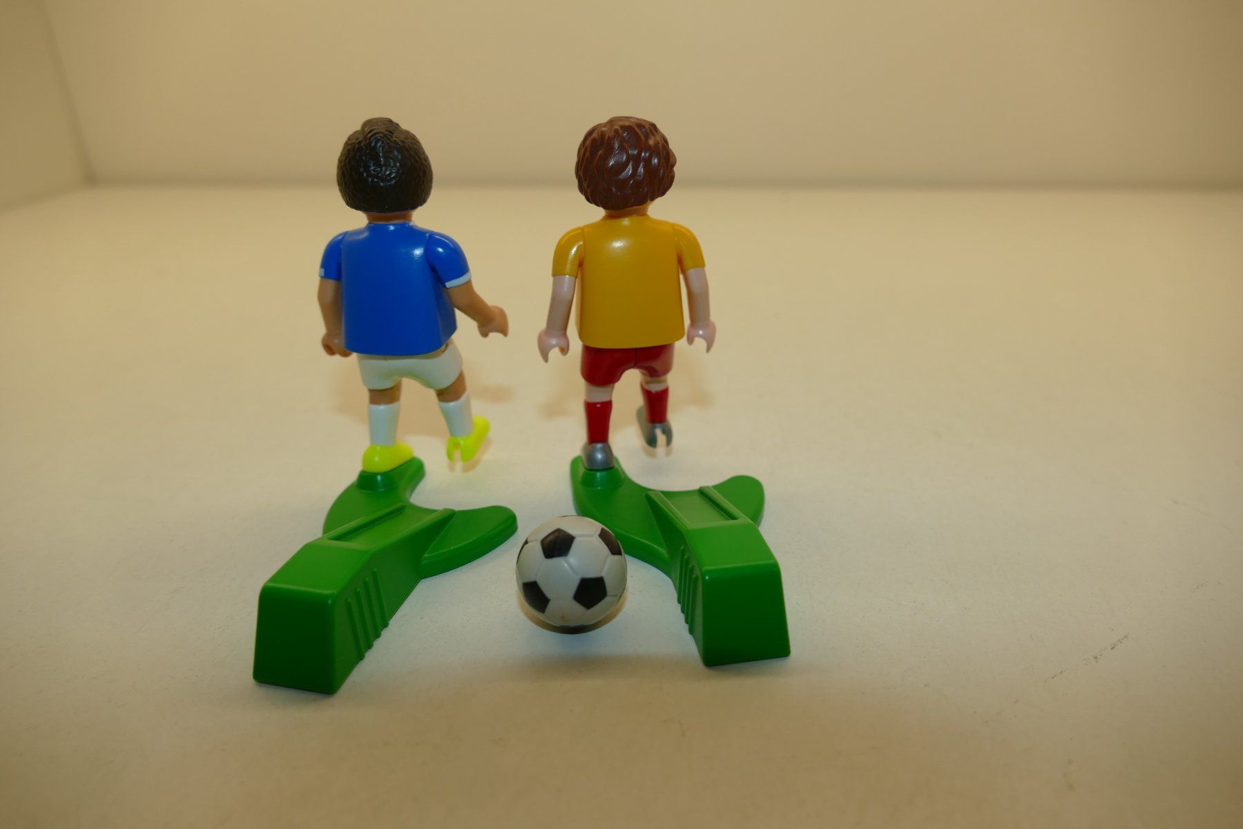 Playmobil Spielzeuge: Playmobil: 2xFussballer mit Ball – Gebraucht aus Niederhasli von rail-duerst 1