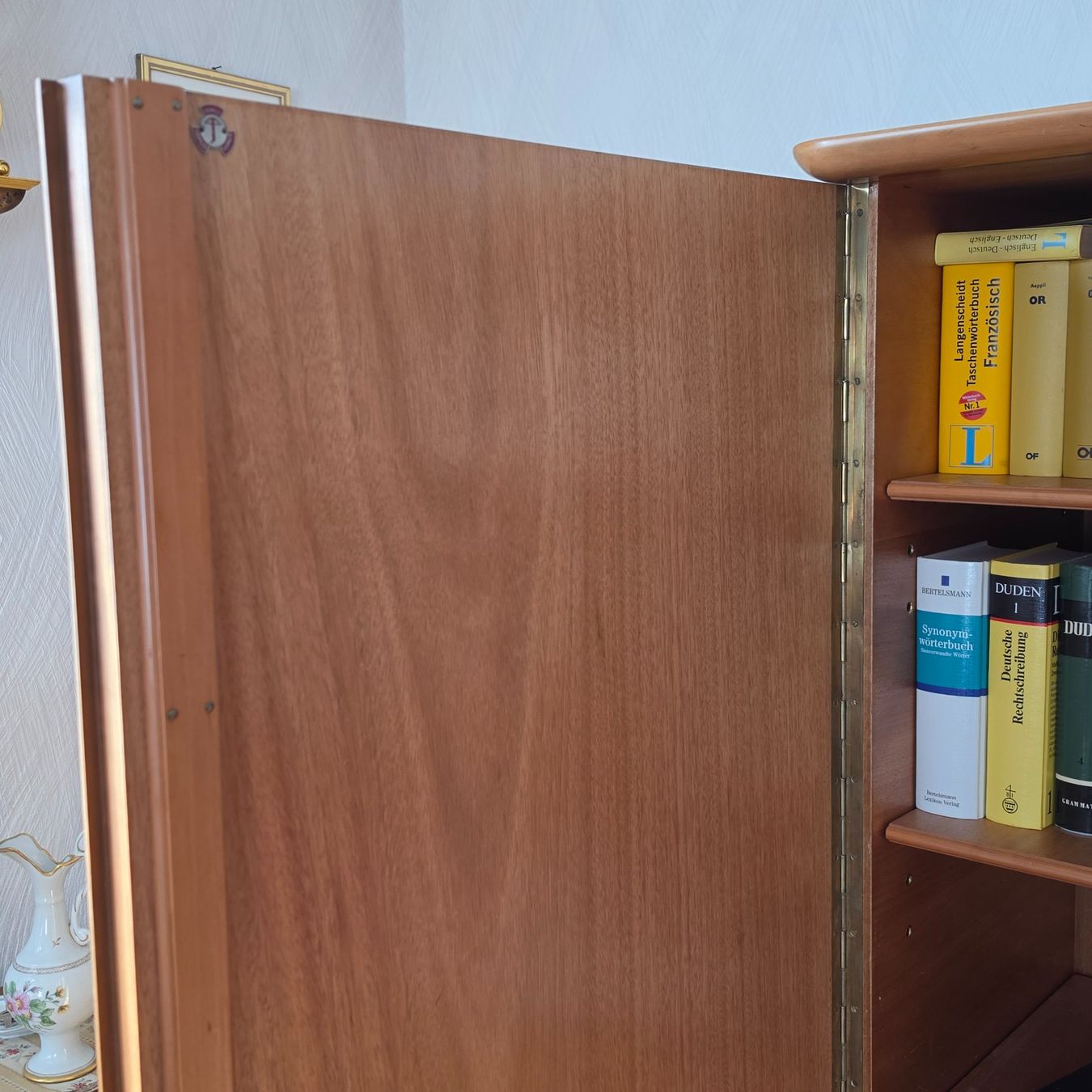 Büffets: Buffetschrank Holz mit Vitrinenbereich – Gebraucht aus Obergerlafingen von dede-SO 4
