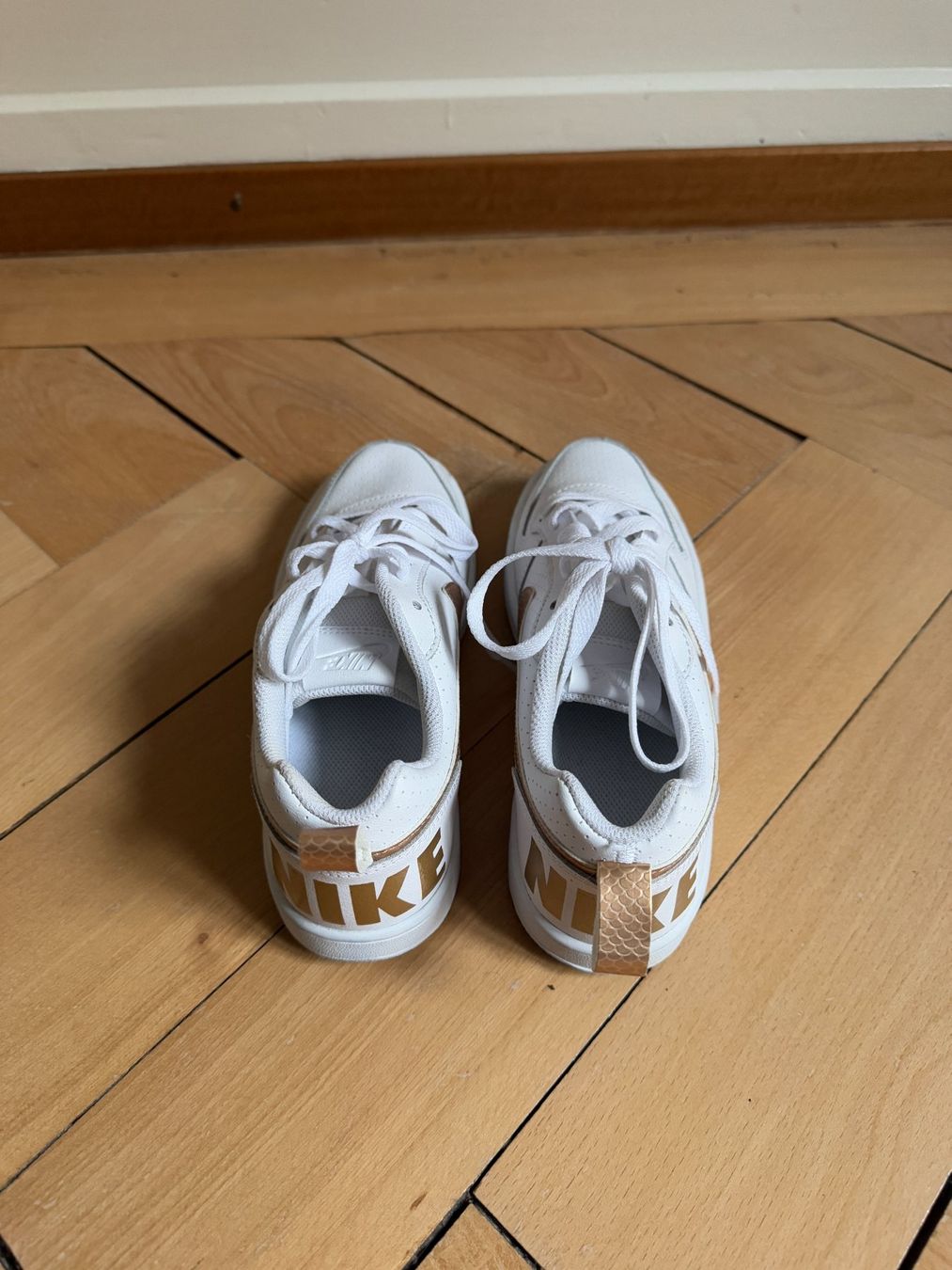 Nike Chaussures femmes: NIKE - Leder Sneaker weiss 37.5 – D'occasion à Zürich par Diazaio 2