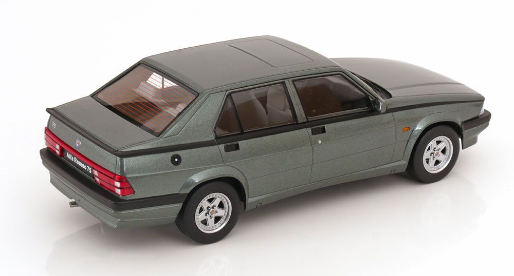 Alfa Romeo Modellini d'auto: 1:18 Alfa Romeo 75 Triple 9 – Nuovo e nell'imballaggio originale da Baar venduto da Cai 1