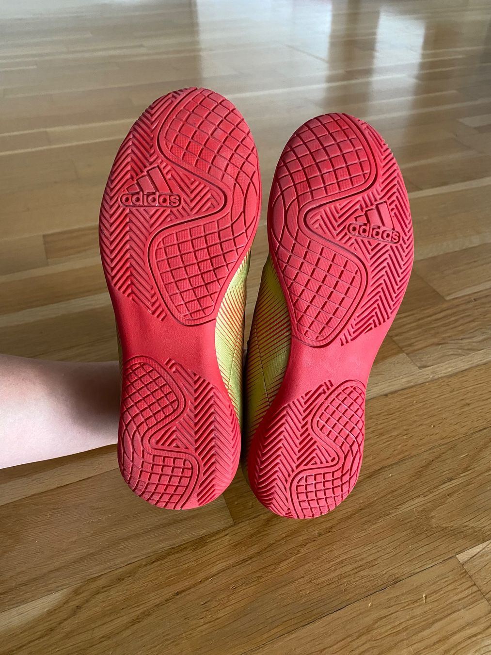 Adidas Scarpe per ragazzi: Adidas Kinder Hallenschuhe (Gr.35.5) – Usato da Unterseen venduto da ice_wc8z 1