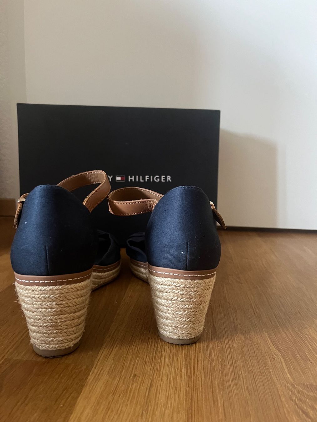 Tommy Hilfiger Scarpe da donna: Tommy Hilfiger Sandales – Nuovo (secondo la descrizione) da Gurmels venduto da sar_znc6 2