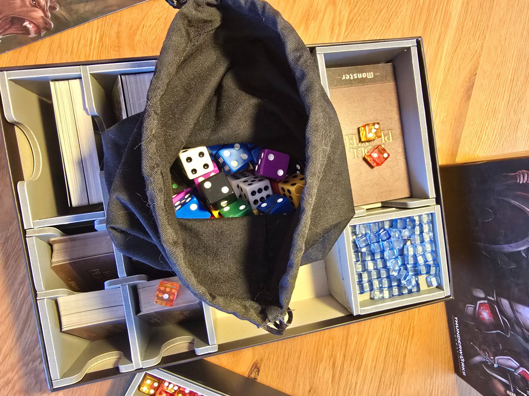 Giochi: Roll Player + Monsters&Minions + Fiends&Familiars + FSInsert – Usato da Dübendorf venduto da vil_8c27 1