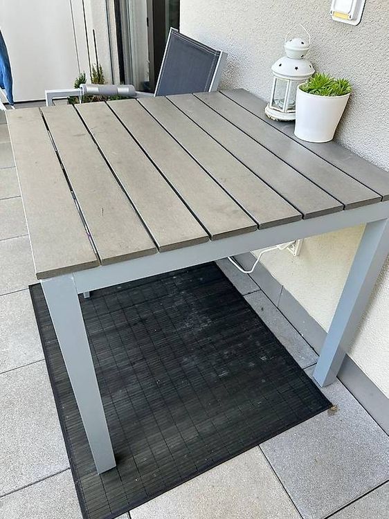 Ein Balkontisch mit 4 Stühlen Kaufen auf Ricardo