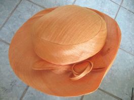 JEAN-ROBERT GASE : Elégant chapeau abricot 57-58