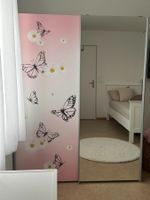 Schwebetürenschrank mit Spiegel und Schmetterlingsmotiv
