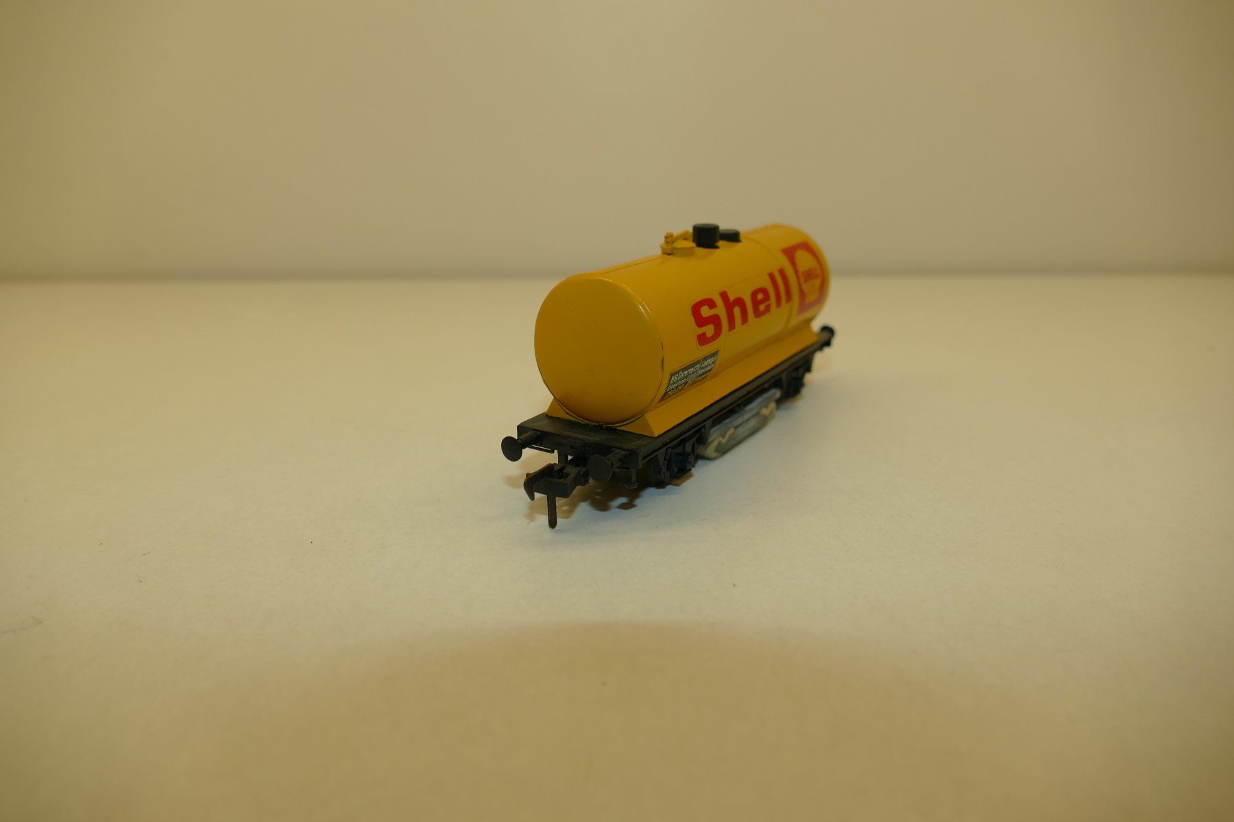 Liliput Modelleisenbahnen: Liliput H0: ÖBB Kesselputzwagen Shell – Gebraucht aus Niederhasli von rail-duerst 2