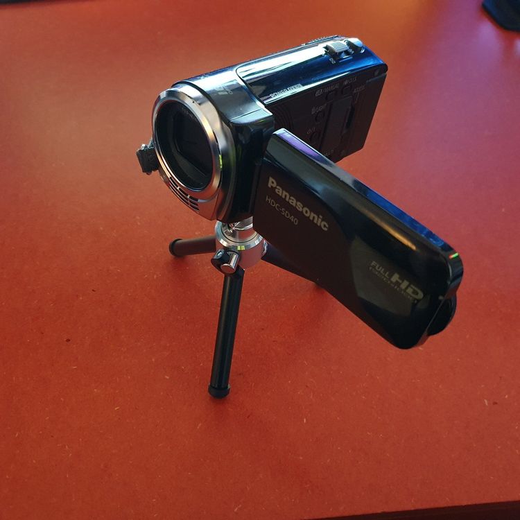 Panasonic hdc-tm60 - A two hands