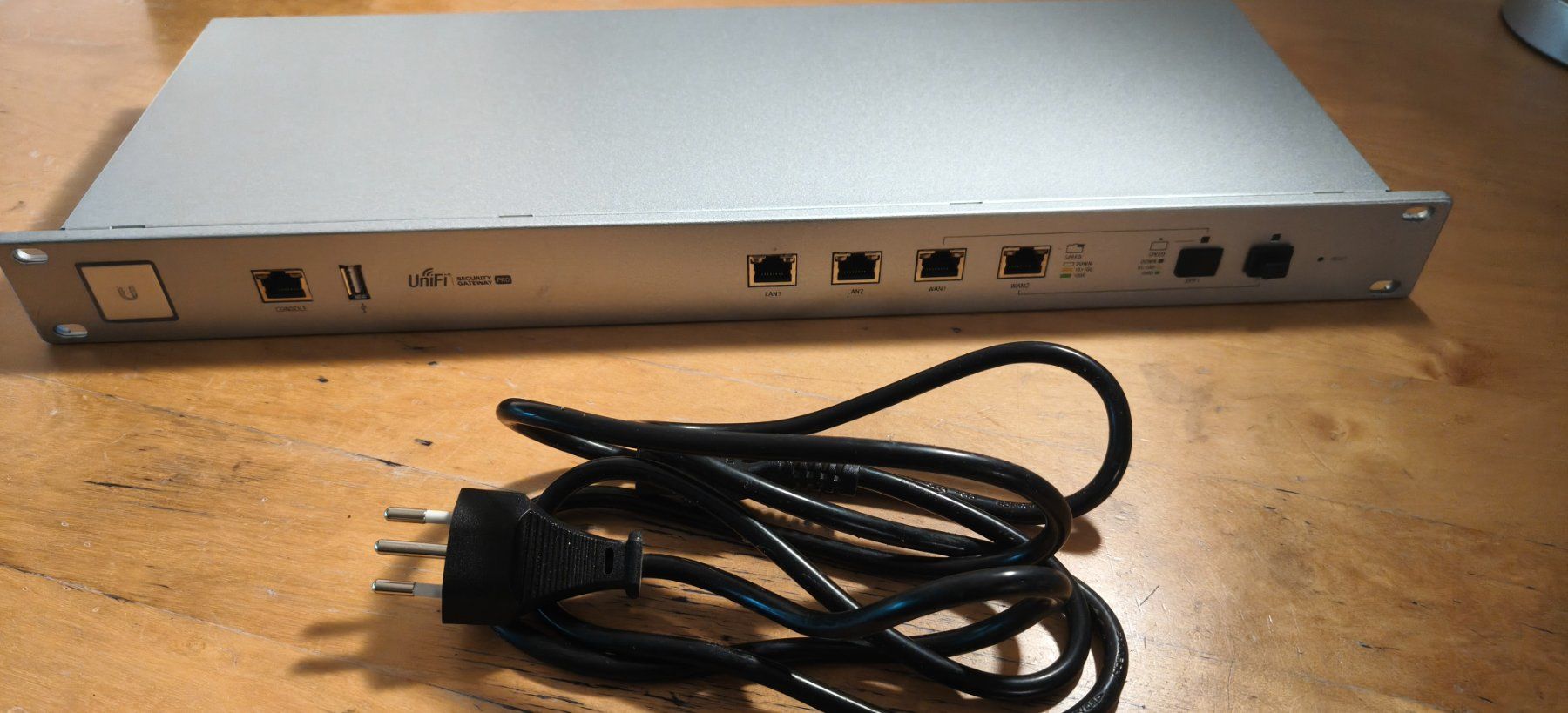 Modem & Router: Ubiquiti USG: UniFi Security Gateway Pro 4 – Usato da Winterthur venduto da kamsaf 4