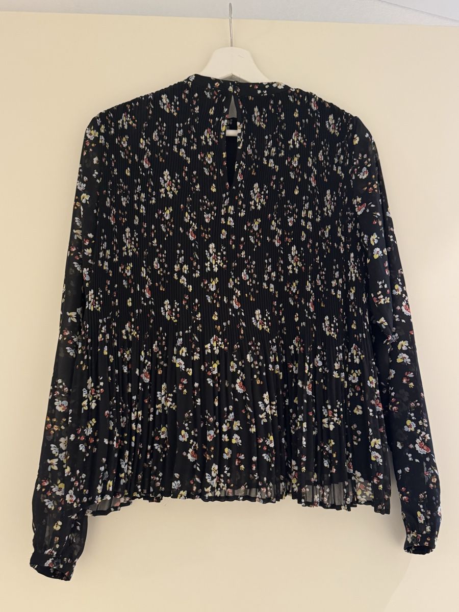Vila Chemisiers: VILA Bluse, Grösse 36, Schwarz mit Blumenmuster – Neuf (Voir description) à Luzern par anavuk 1
