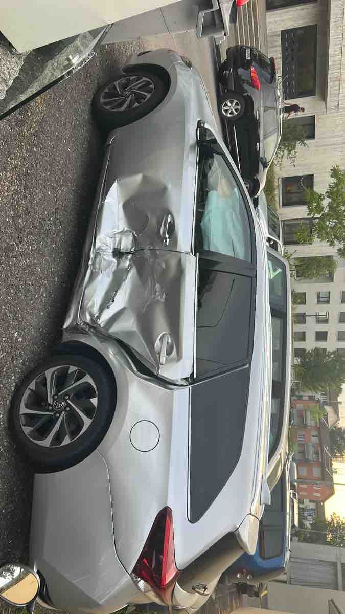 Toyota Autos: Auto mit Unfallschaden silber metallic – D'occasion à Zürich par abd_5cm2