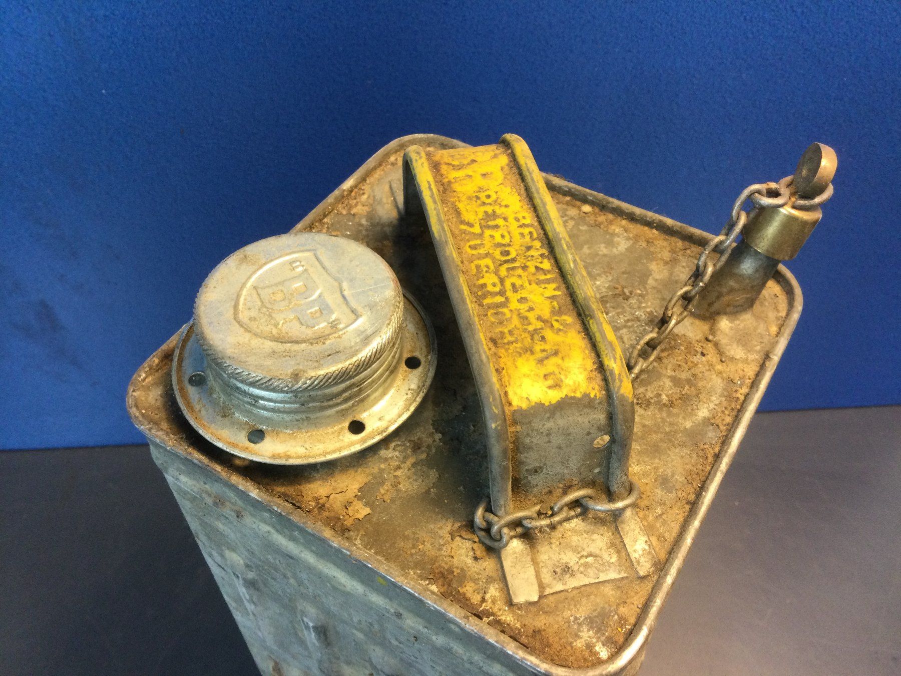 Werkzeuge: Alter Vintage BP Benzin oder Petrol Blechkanister – Gebraucht aus Wangen SZ von kuriosum12 1