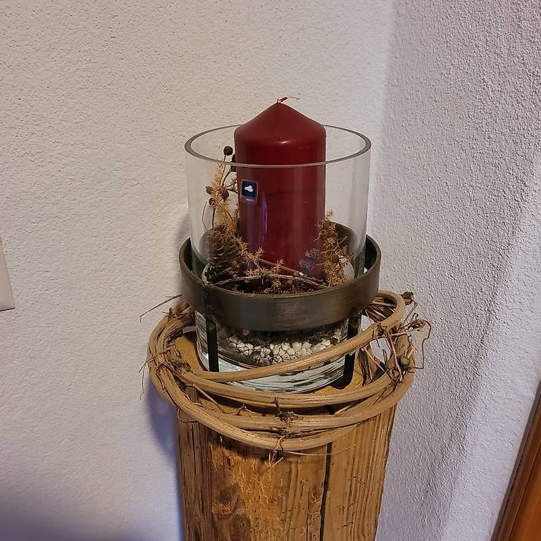 Articoli in legno: Altholzbalken mit Deko – Usato da Gamprin venduto da Holzkunst. 1