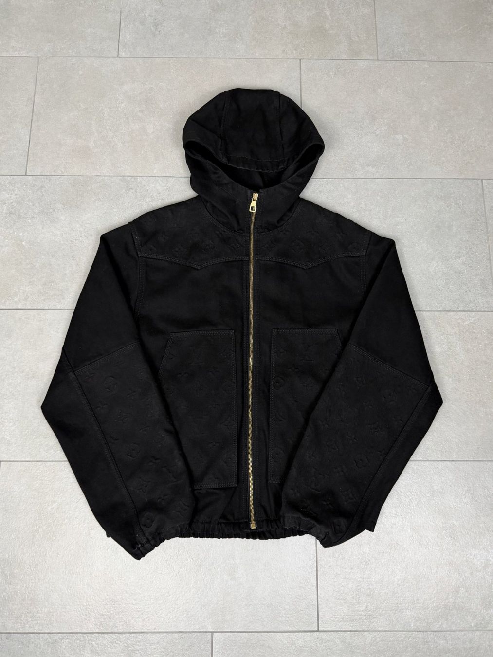 Louis Vuitton Jacken: Louis Vuitton Denim Monogram Hooded Carpenter Work Jacket – Gebraucht aus Biel/Bienne von sami0788480082
