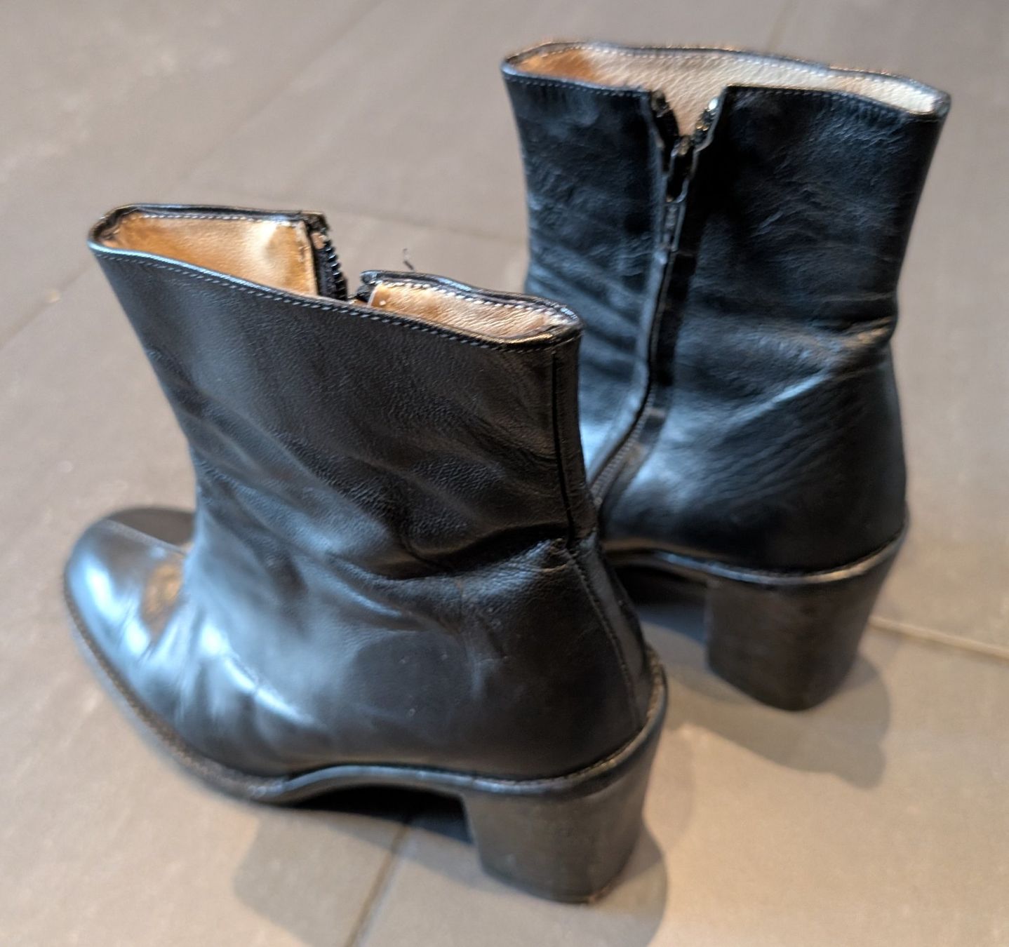 Scarpe da donna: Schwarze Lederstiefelchen Grösse 38 – Usato da Zürich venduto da richardeigenmann 1