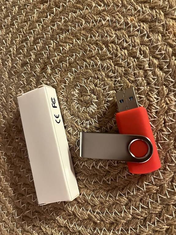 USB Sticks: Clé USB rotative rouge – D'occasion à Bern par Elias.5