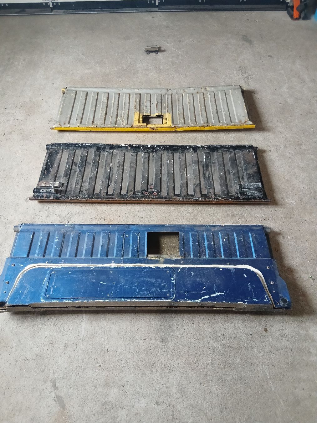 VW Tutti pezzi di ricambio auto: VW caddy mk1 3 ridelles arrière  – Usato da Grandfontaine venduto da Celudo 3