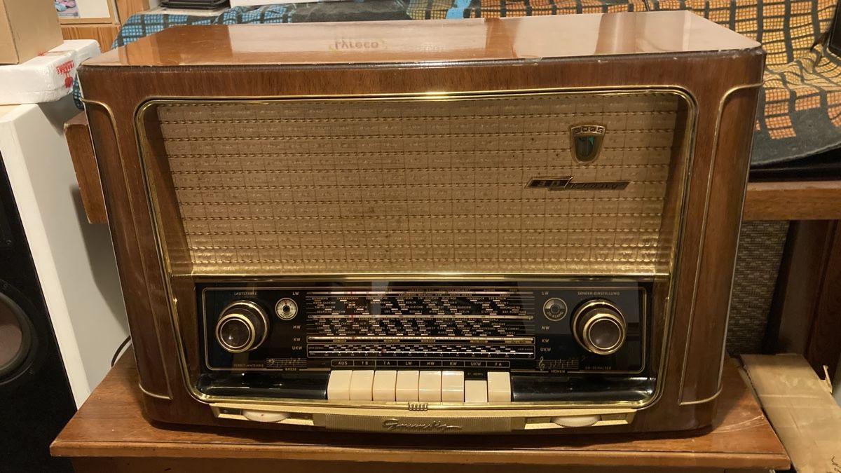 Grundig Radio: Grundig 3035 3D Klang - komplett restauriert mit bluetooth! – Usato da Chevenez venduto da Electro-Rick