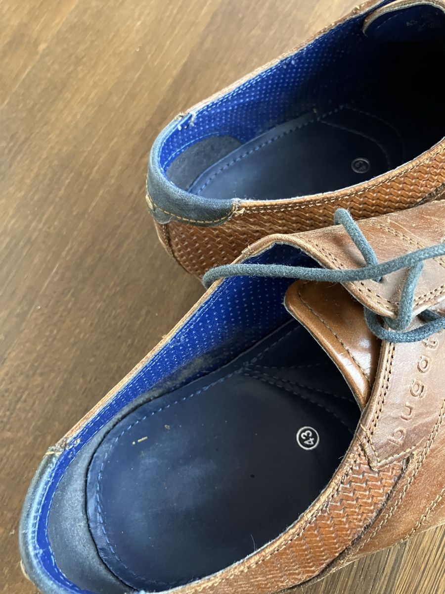Bugatti Chaussures hommes: Bugatti Lederschuhe Grösse 43 – D'occasion à Unterstammheim par dbo_5dgb