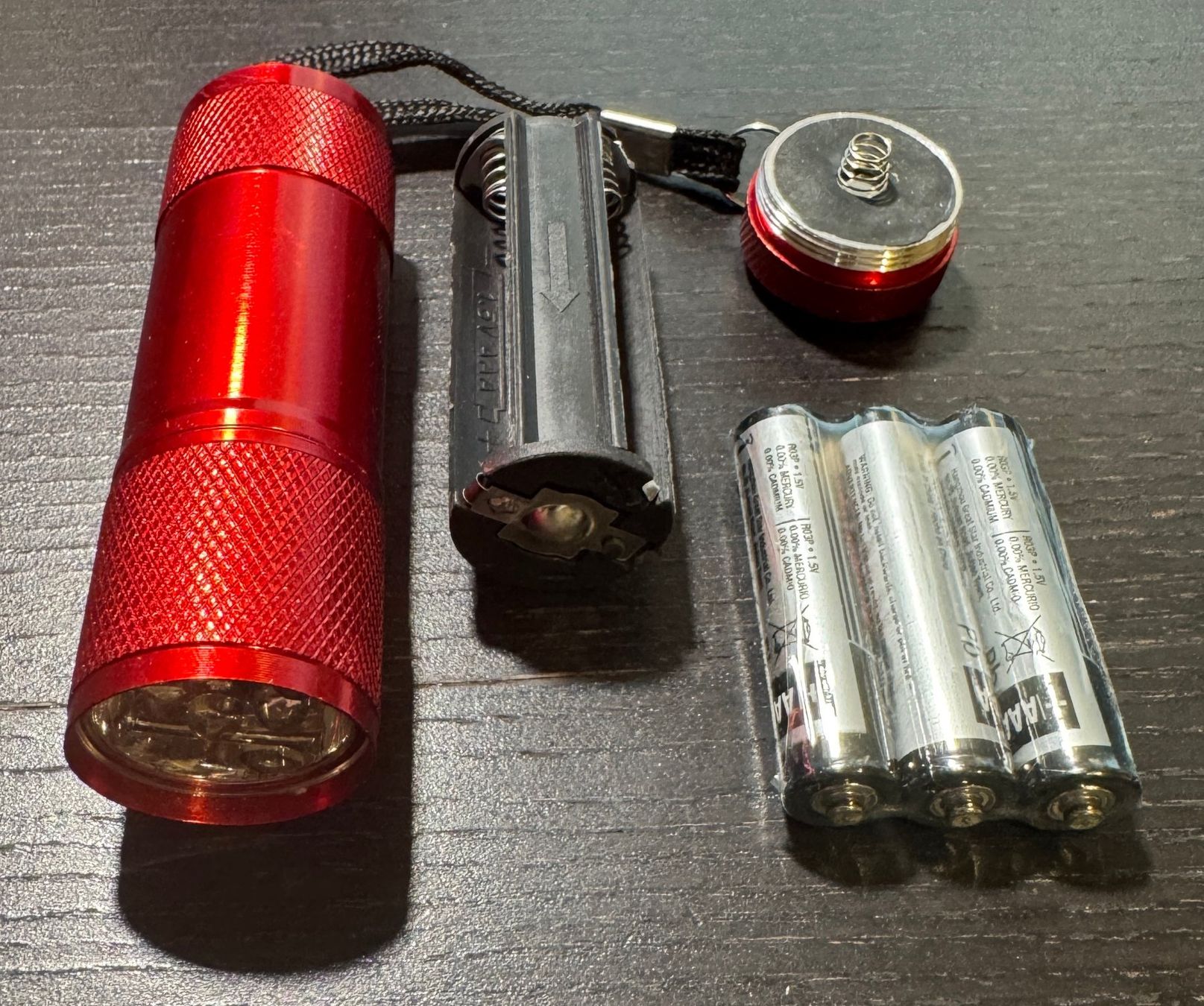 Lampen: rote Taschenlampe EverBrite, Batterien inklusive, red, torch – Neu und originalverpackt aus Winterthur von YaV 1