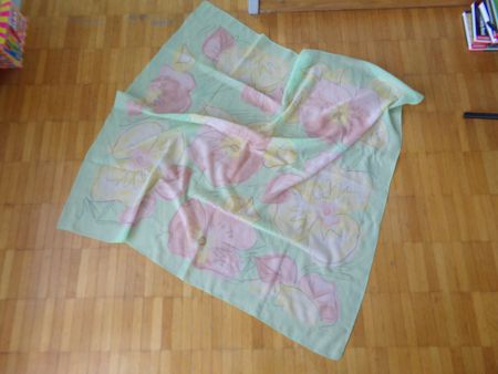 Damen Foulard grün mit Blumen