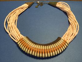 Elegante Halskette mit Glasperlen in zartem Apricot Ton
