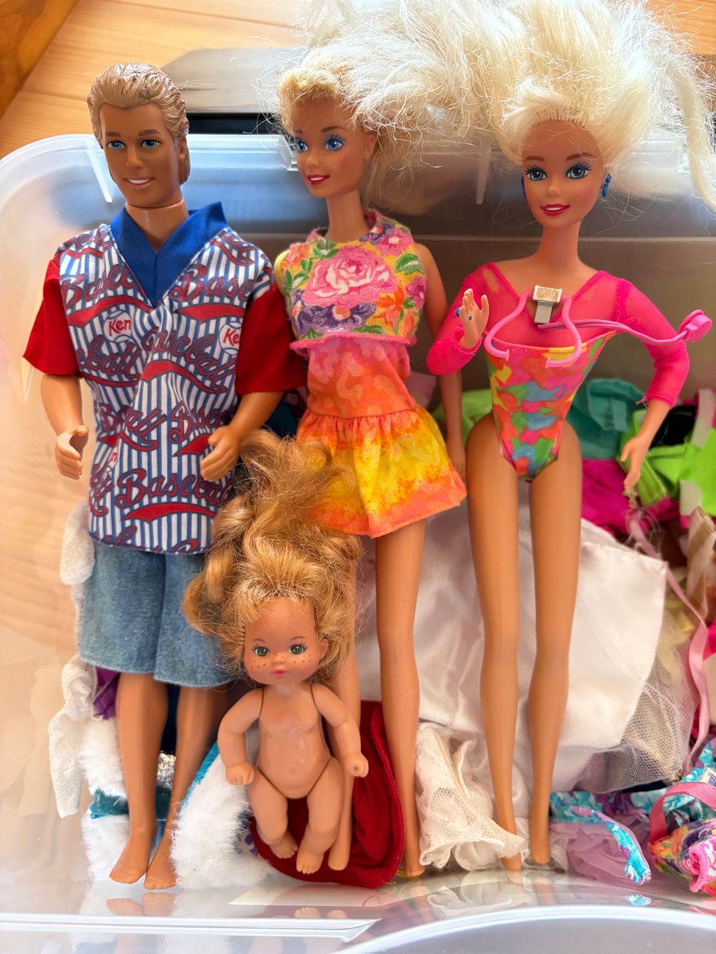 Puppen: 2 Barbies, 1 Ken inkl. Zubehör – Gebraucht aus Brittnau von Sterndolde