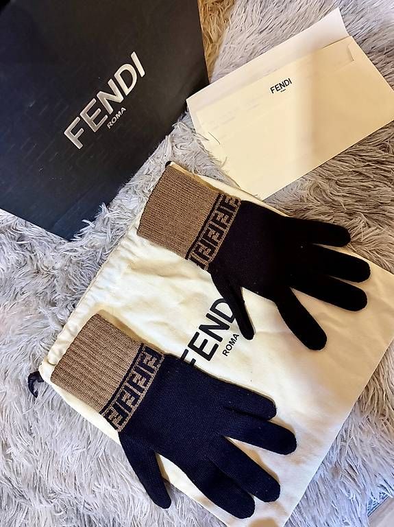 Guanti & manicotti: Gants Fendi – Usato da Epalinges venduto da Forex.master