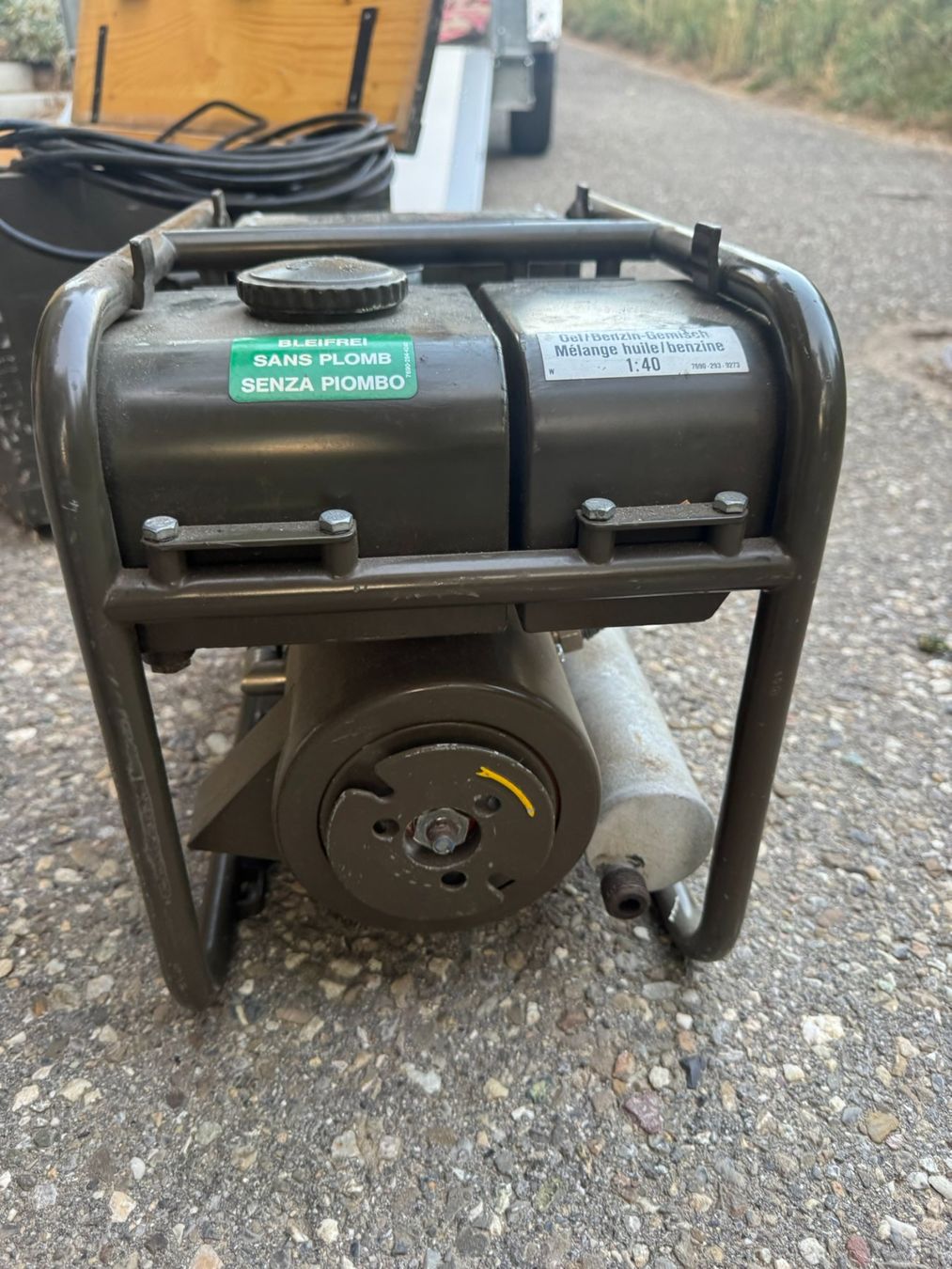 Generatori di corrente: CH-Armee Scheinwerferset 12V 200W mit Aggregat – Usato da Ruswil venduto da Flipsy 5