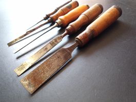 5 antike Stecheisen Stechbeitel mit Holzgriff