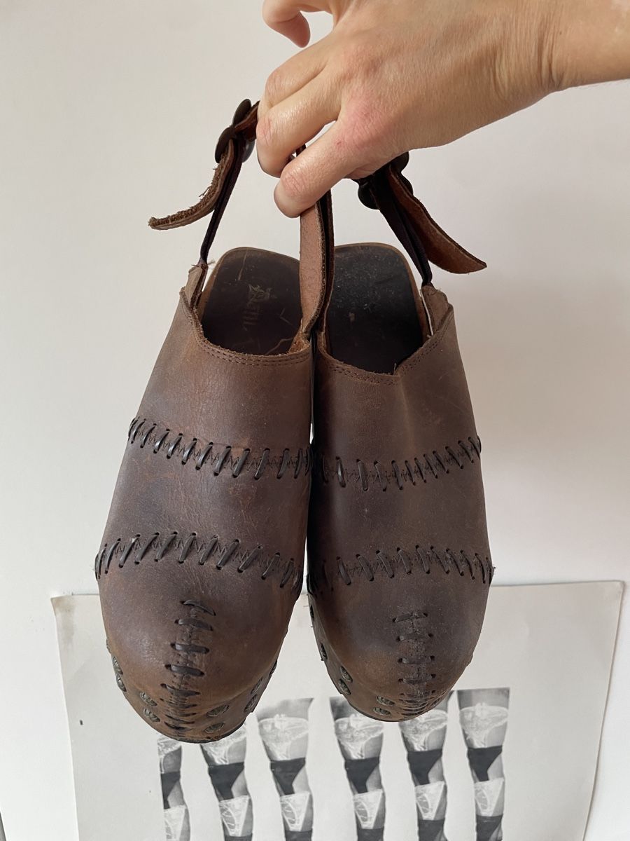 Scarpe da donna: Braune Holz Clogs mit Absatz, Grösse 40 – Nuovo (secondo la descrizione) da Basel venduto da Millennski 2