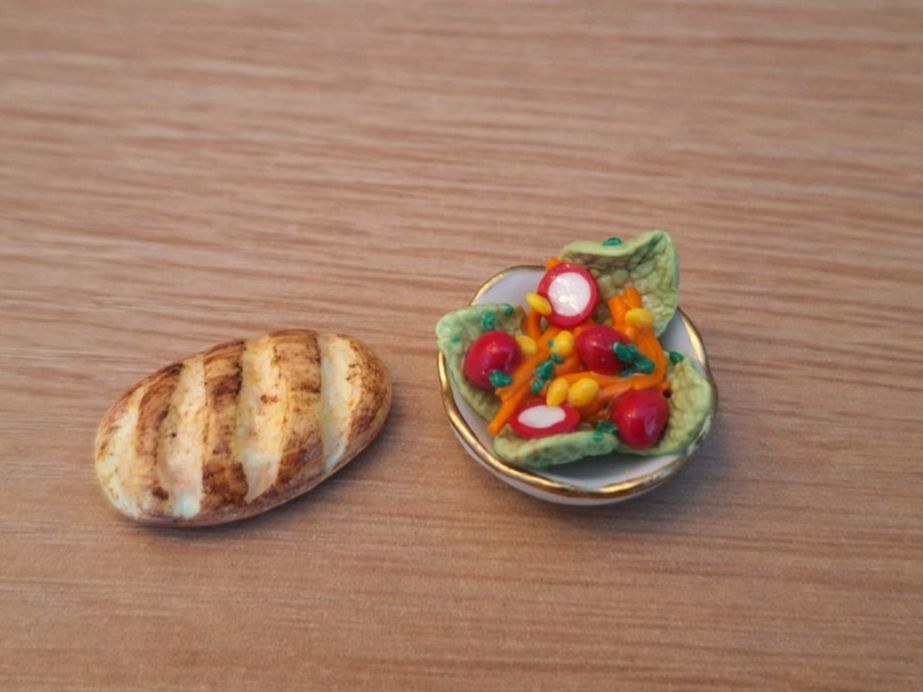 Case e mobili per bambole: Puppenhaus Salat mit Brot – Nuovo (secondo la descrizione) da Zürich venduto da HandmadeTinyFood 1