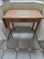 kleiner ausklappbarer Holztisch