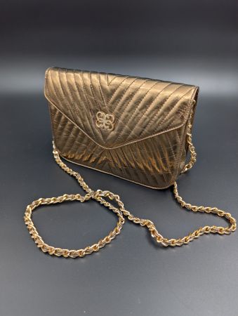 Umhängetasche Metallic Gold V-Steppung inkl. Tragekette