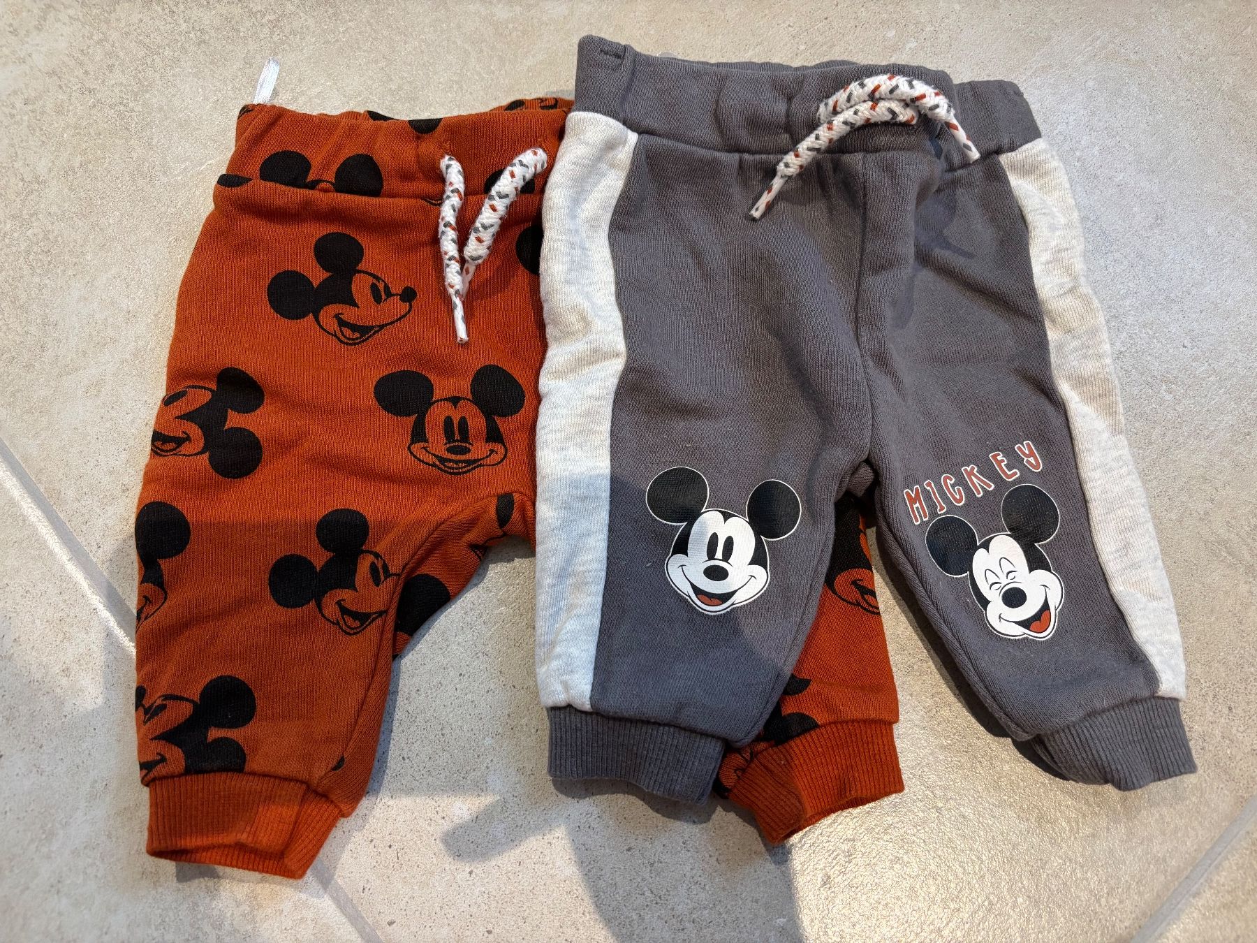 C&A Kleiderpakete & -sets: Lot pantalon bébé – Gebraucht aus Bressaucourt von Lamu