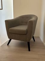 Vintage Sessel Bouclé graubeige Knöpfe – sehr gut