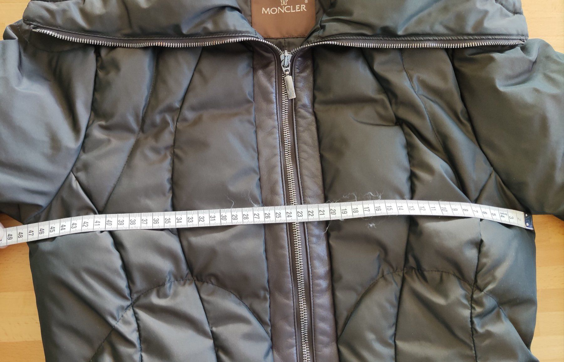 Moncler Giacche: Doudoune courte brune Moncler – Usato da Orbe venduto da ecilea 1