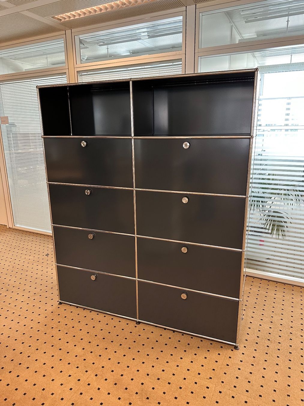 USM Scaffali: USM Highboard 2x5 Anthrazitgrau, Top Zustand – Usato da Grenchen venduto da Design-Outlet